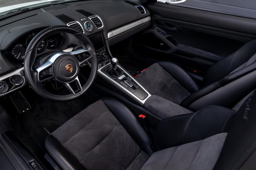 Интерьер Porsche Boxster Spyder (981) 2016 года  (фото 47 из 72)